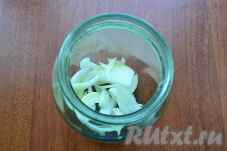 Хорошо все перемешать. На дно чистой и сухой банки поместить часть крупно нарезанного очищенного лука.
