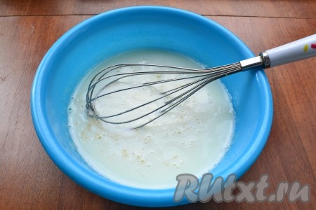 Влить молоко и снова тщательно перемешать венчиком.