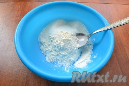 Прежде всего приготовим заварной крем. Для этого сливочное масло нужно достать из холодильника, чтобы оно немного согрелось. В миске соединить сахар с просеянной мукой, перемешать.