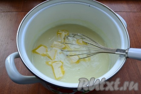 Перелить получившуюся смесь в кастрюлю, поставить на средний огонь. При постоянном помешивании довести смесь до кипения. Варить крем, помешивая, до загустения (минуты 2-3) и снять с огня. Заварной крем будет похож на кисель. Дать крему немного остыть, добавить в него сливочное масло, перемешать венчиком (или столовой ложкой) до полного растворения масла. Затем накрыть заварной крем пищевой плёнкой так, чтобы плёнка лежала на поверхности крема (благодаря тому, что плёнка будет лежать на креме, на поверхности крема не будет образовываться корочка) и оставить до полного остывания. Готовый крем получается не густым.