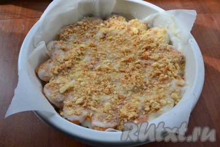 Щедро смазать печенье "Ушки" заварным кремом. Далее, чередуя слои печенья и крема, пока не закончится печенье (4-5 штук оставить для посыпки), сформировать весь торт. Оставленное печенье раскрошить и посыпать торт сверху.