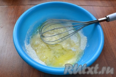 В смесь муки и сахара добавить яйца и ванильный сахар, перемешать венчиком до однородности.