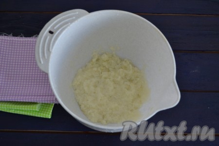 Для приготовления коржей, в глубокую миску выложить очищенный лук и зубчик чеснока, перебить в пюре с помощью блендера (можно воспользоваться и мясорубкой, но тогда лучше использовать мелкое сито и прокрутить овощи дважды).
