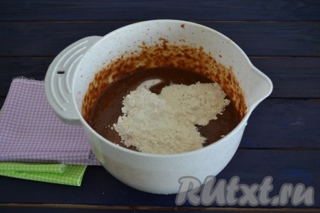 Снова перемешать печеночную массу и всыпать просеянную муку с крахмалом.
