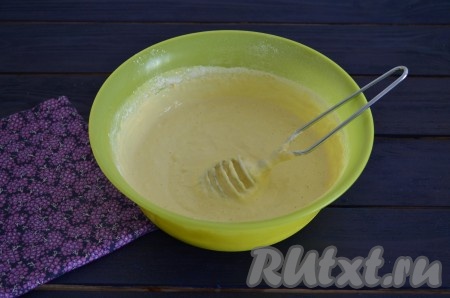 Добавить щепотку соли и перемешать. 