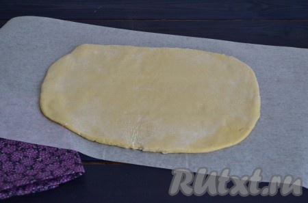 Для того чтобы с тестом было удобно работать, разрезать его на 2-3 части. Одну из частей теста раскатать в пласт толщиной 1 см. Две другие части накрыть салфеткой, чтобы тесто не подсыхало.
