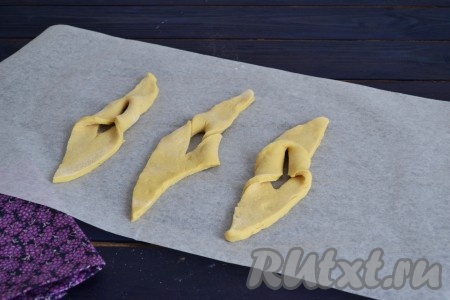 Один край ромба продеть через дырочку и вывернуть.