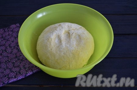 Частями ввести просеянную муку и замесить нежное, не пристающее к рукам тесто. Выложить его на стол, присыпанный мукой, и в течение 5-7 минут продолжать замешивать. Затем выложить в глубокую миску, накрыть салфеткой и оставить в теплом месте на 15-20 минут, чтобы тесто отдохнуло.