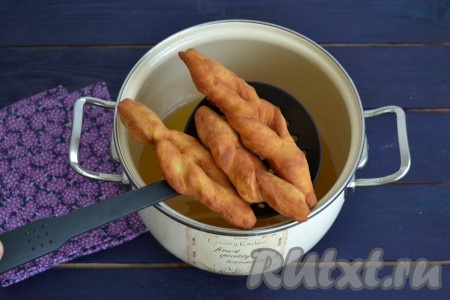 Шумовкой вынуть вергуны и выложить на салфетку, чтобы ушло лишнее масло. 