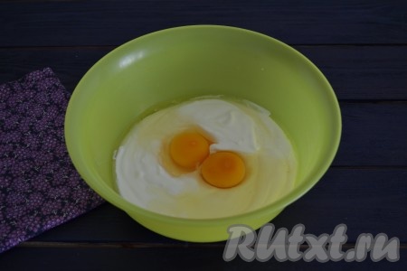 В глубокой миске соединить сметану и куриные яйца. 