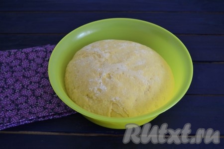 За это время тесто увеличится в объеме и станет очень мягким и покладистым. 