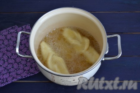 Во фритюрнице или в обычной кастрюле хорошо прогреть растительное масло и выложить часть заготовок. Лучше обжаривать небольшими порциями, так как во время обжаривания вергуны значительно увеличатся в объемах.