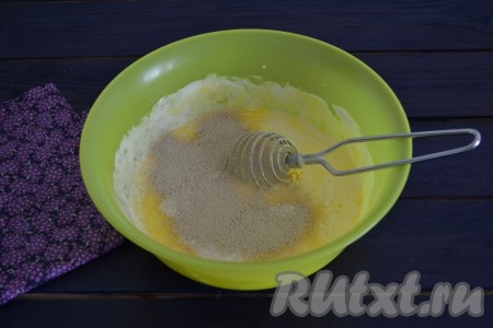 Яйца со сметаной немного разболтать венчиком, всыпать сахар и сухие быстродействующие дрожжи. Можно использовать и мокрые дрожжи, но тогда нужно будет добавить к дрожжам 2-3 столовые ложки муки, перемешать и оставить на 30 минут в теплом месте, чтобы дрожжи активировались, и только потом замесить тесто.