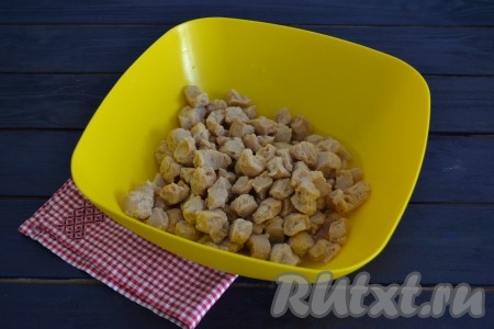 За это время соевое мясо набухнет и значительно увеличится в объеме. Его необходимо тщательно отжать от излишков воды. 