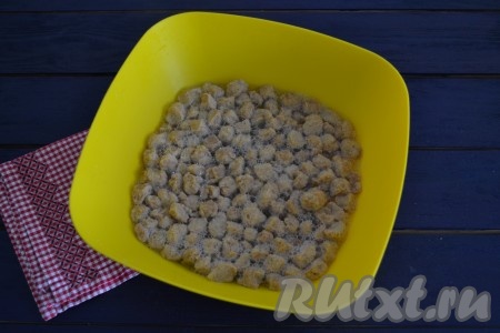 Соевое мясо выложить в глубокую миску и залить кипяченой водой на 30 минут.