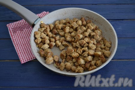 Помешивая, обжарить соевое мясо до румяности (в течение 5-7 минут) на среднем огне.
