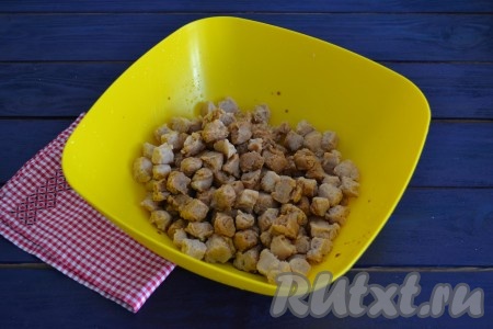 Влить соевый соус, перемешать и оставить еще на 5-10 минут. 