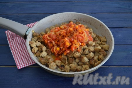 Выложить в сковороду к соевому мясу обжаренные овощи, перемешать, накрыть крышкой и потушить 5 минут, иногда помешивая. По вкусу добавить соль и черный молотый перец.
