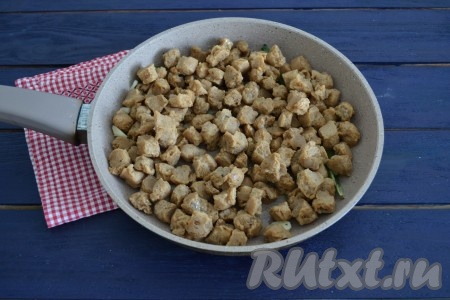 Через 1 минуту выложить в сковороду соевое мясо. 