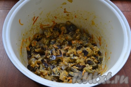 Продолжать готовку на режиме "Выпечка" еще 15 минут с закрытой крышкой, периодически баклажаны перемешивая, чтобы не подгорели.
