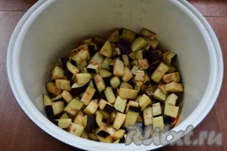 Далее добавить в чашу мультиварки отжатые от жидкости баклажаны, перемешать, готовить на том же режиме еще 5 минут.
