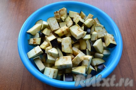 Баклажаны нарезать средними кубиками, немного посолить, перемешать, оставить на 20 минут.
