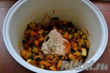 Затем добавить к баклажанам сметану, соль, специи и влить воду.