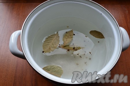 Для приготовления маринада налить воду в кастрюлю, добавить соль, лавровые листья и черный перец горошком. Поставить кастрюлю на огонь, довести маринад до кипения. Влить уксус, перемешать и снять кастрюлю с огня. Маринад полностью остудить.