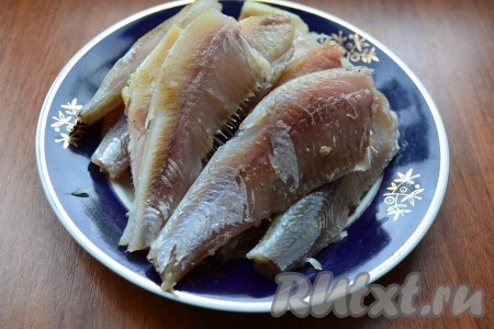 Маринованных лещей вынуть из рассола, удалить головы, хвосты и шкуру.
