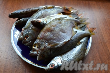 Рыбу нужно очистить, удалить внутренности, хорошо вымыть.
