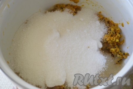 К прокрученным ягодам облепихи добавить сахар.