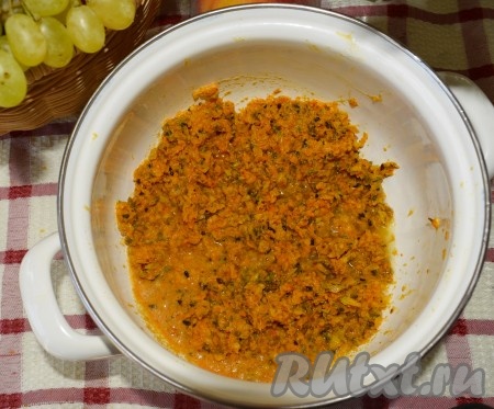 К прокрученным ягодам облепихи добавить сахар.