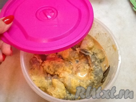 Накрыть ёмкость крышкой и убрать в холодильник на 30 минут. Если необходимо, можно оставить креветки мариноваться на 2-4 часа.
