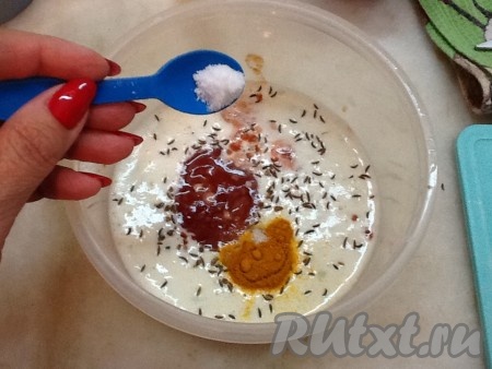 Затем добавить туда же томатную пасту, куркуму, тмин и соль, хорошо перемешать. По вкусу можно добавить молотый острый перец и ещё раз перемешать.