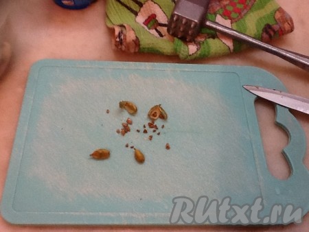 Выложить соус в неметаллическую ёмкость. Добавить зернышки кардамона, очистив их от оболочки.
