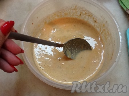 Затем добавить туда же томатную пасту, куркуму, тмин и соль, хорошо перемешать. По вкусу можно добавить молотый острый перец и ещё раз перемешать.