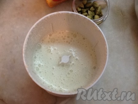 Для приготовления соуса для маринада нарезать кусочками очищенный имбирь, очищенный чеснок и перчик чили. Соединить с йогуртом и измельчить.