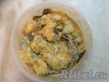 Опустить креветки в приготовленный маринад и аккуратно перемешать, чтобы соус покрыл их полностью.