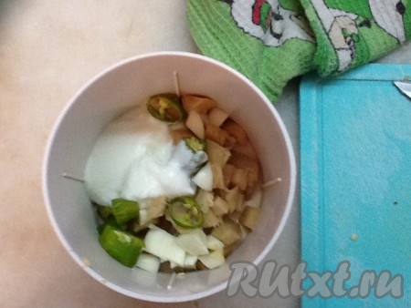 Для приготовления соуса для маринада нарезать кусочками очищенный имбирь, очищенный чеснок и перчик чили. Соединить с йогуртом и измельчить.