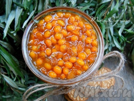 Переложите ягоды с сахаром в чистую сухую баночку, закройте капроновой или закручивающейся крышкой.