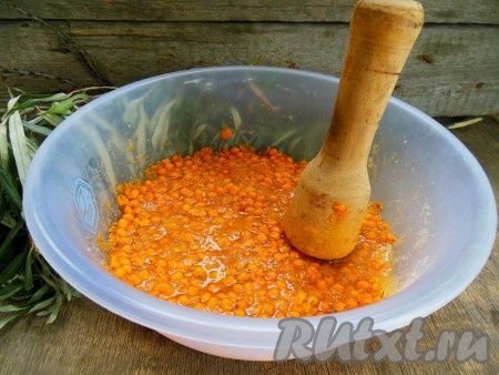 Я растираю слегка, чтобы часть ягод оставалась целой.
