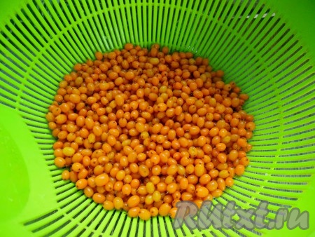 Пересыпьте на дуршлаг, оставьте на 10-15 минут, чтобы стекла жидкость.
