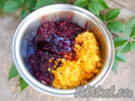 Пропустите черную смородину с апельсинами и лимоном через мясорубку.