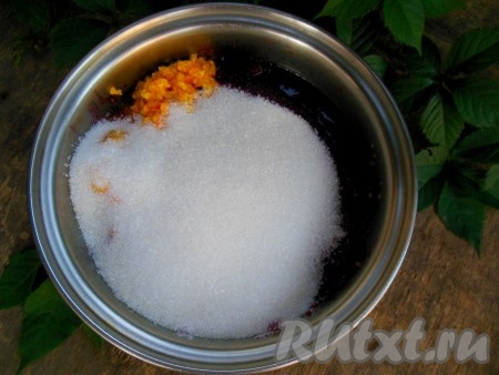 К полученной массе добавьте сахар.