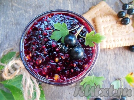 Сахар растворяется очень быстро, поэтому можно сразу разлить по чистым сухим баночкам и, закрыв капроновой или закручивающейся крышкой, отправить на хранение в холодильник. Всего получается 5 поллитровых банок, для гарантии хранения сверху в каждую баночку насыпьте 1-2 столовые ложки сахара. Зимой черная смородина с апельсином, протертые с сахаром, - это просто находка. И вкусно, и полезно. Рекомендую!