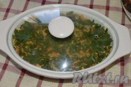 Накрываем салатник крышкой или пленкой и ставим в холодильник для пропитки минимум на 2 часа.
