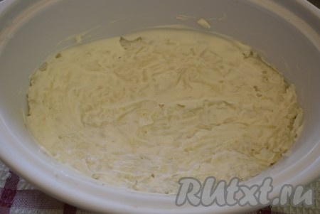В салатник первым слоем выложить натёртый картофель, присолить его и смазать 2 столовыми ложками майонеза.