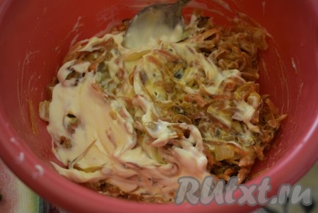 Обжаренные овощи выложить в миску, смешать их с 2 столовыми ложками майонеза и остудить.