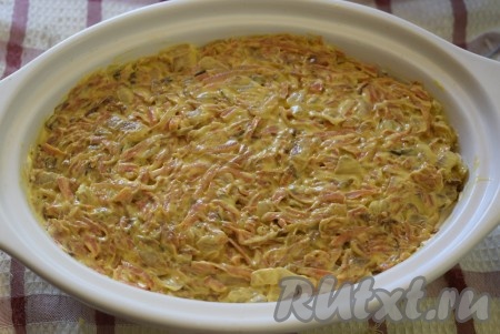 Четвертым слоем выкладываем подготовленную массу из обжаренных лука и моркови, перемешанных с майонезом, и разравниваем.