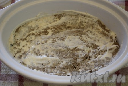 Печенку распределить равномерно и смазать 2 столовыми ложками майонеза.